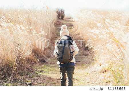 生石高原でトレッキングをする女性 生石高原でトレッキングをする女性 81183663