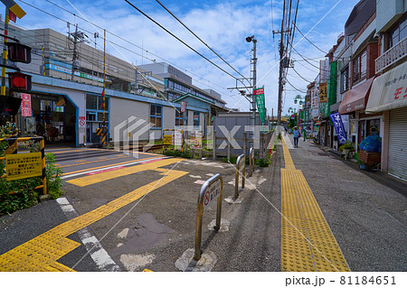 東京都世田谷区の大井町線 等々力駅南口と駅前商店街 81184651
