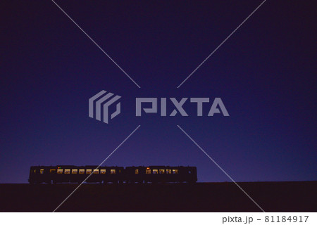 北杜市小淵沢町、夕暮れの築堤を行くHighRail1375星空 81184917