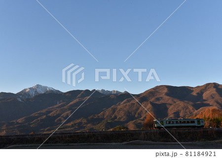 北杜市小淵沢町、一両編成の上り列車が晩秋の朝日の中を行く 北杜市小淵沢町、一両編成の上り列車が晩秋の朝日の中を行く 81184921
