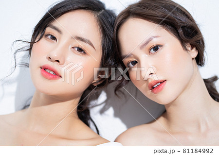Two Women beauty 81184992