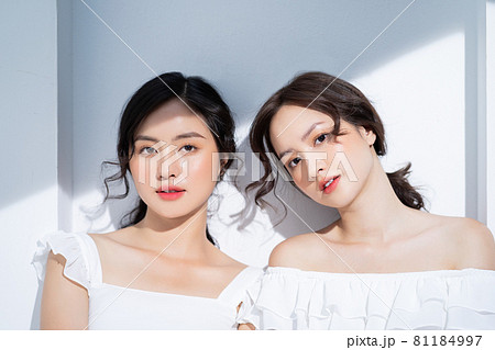 Two Women beauty 81184997