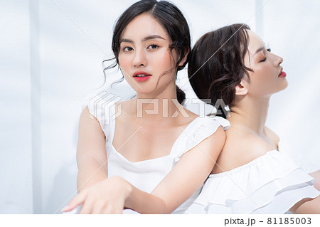 Two Women beauty 81185003