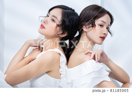 Two Women beauty 81185005