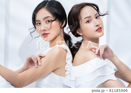 Two Women beauty 81185006