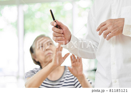 口論をする男性の手元	 81185121