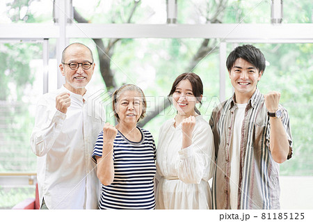 ガッツポーズをする若夫婦と老夫婦 ガッツポーズをする若夫婦と老夫婦 81185125