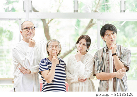 悩む若夫婦と老夫婦 81185126
