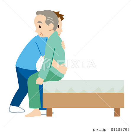 介護　立ち上がるのを介助する介護士　高齢者 81185795