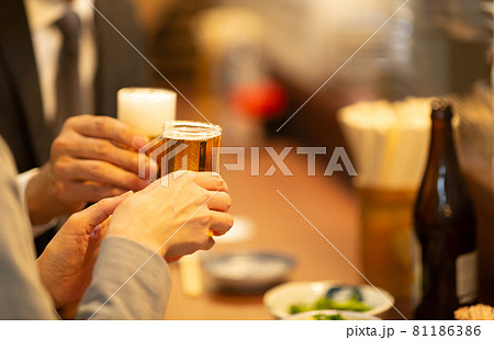 ビールで乾杯する男女 81186386