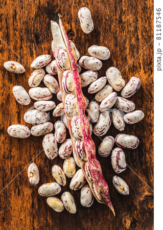 Cranberry beans. Borlotti beans. Beans pods on wooden table. 81187546