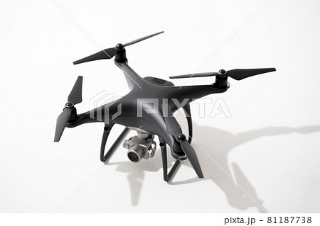 ドローン　白バック　飛行 81187738