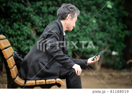 ビジネスマン 悩む スマホ 屋外 ビジネスマン 悩む スマホ 屋外 81188019