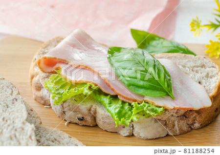 サンドイッチ作り 81188254