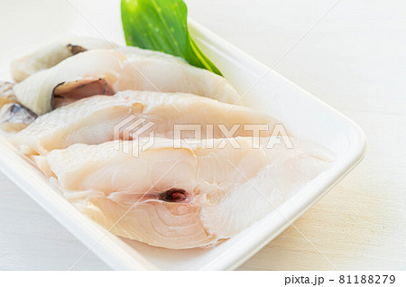 食品トレーに入ったカラスカレイの切り身 食品トレーに入ったカラスカレイの切り身 81188279