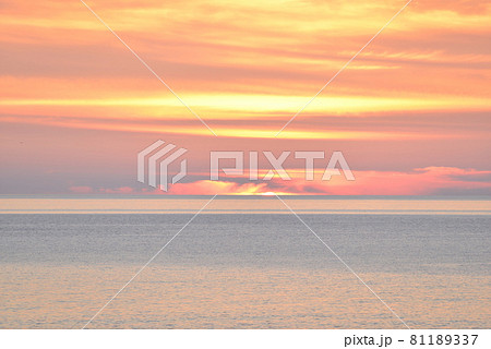 【秋田県八峰町】鹿の浦海岸の夕景 81189337