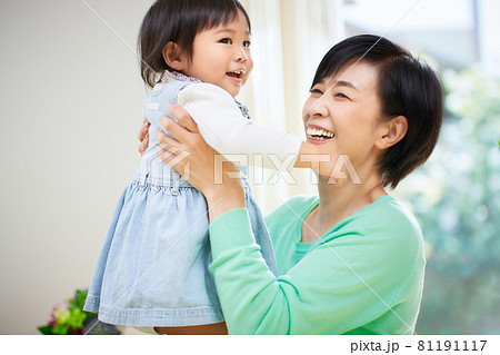 1才の女の子とシニアの女性 81191117