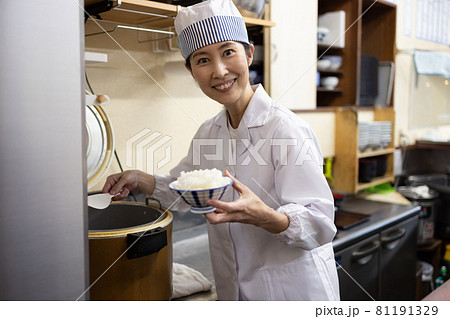 食堂で働くパートの女性 食堂で働くパートの女性 81191329