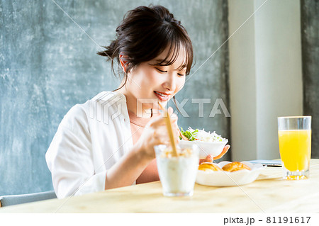 朝食を食べる若い女性 81191617