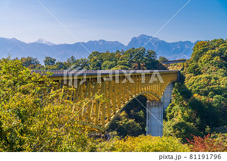 （山梨県）八ヶ岳高原大橋　紅葉 81191796