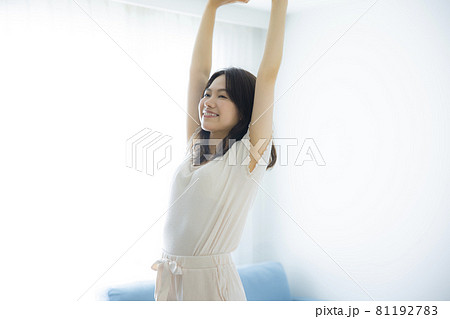 ルームウェアの女性 81192783