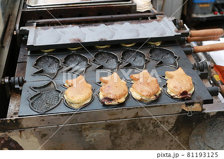 大阪市都島区にある新京橋商店街で売られているたい焼き 81193125