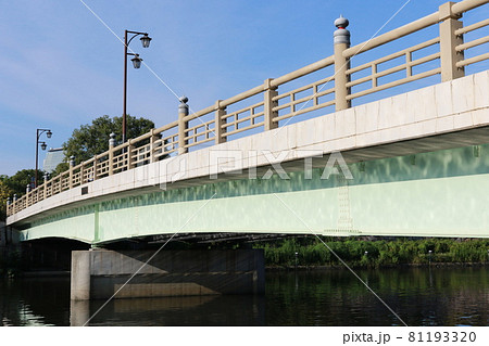 第二寝屋川に架かる「新鴫野橋」 81193320