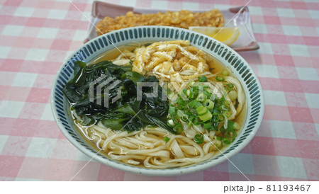 美味しいわかめ鳴門うどん 81193467