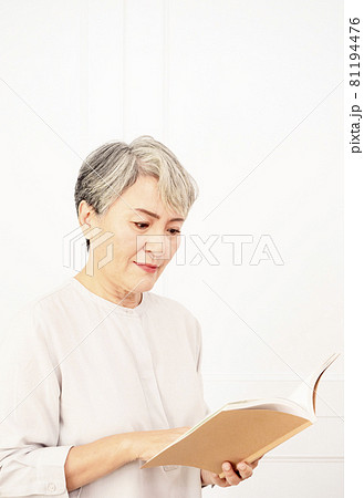 老人 年上 アジア人 81194476