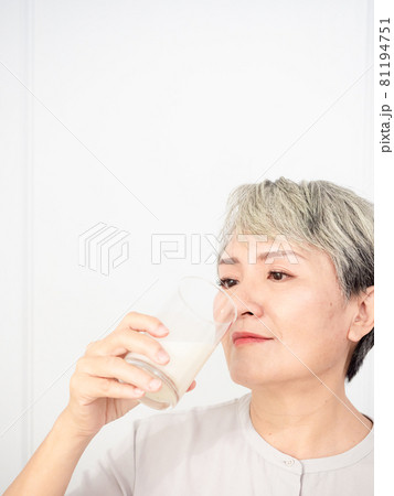 女性 メス 女の人 81194751