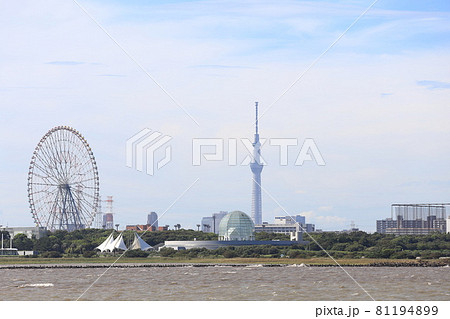 舞浜から見た東京スカイツリーと葛西臨海公園の写真素材