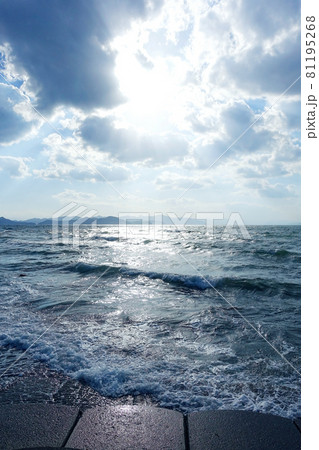 天使の梯子と海（縦） 81195268