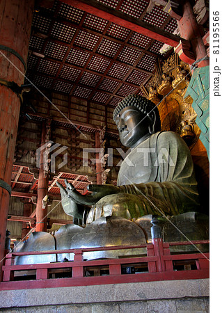 東大寺大仏殿の廬舎那仏、奈良大仏の御尊顔を拝す 向って右側より 縦位置の写真素材 [81195566] - PIXTA