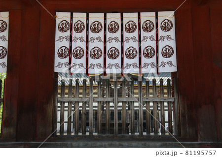 東大寺大仏殿の外側から内部の大仏殿を望む 81195757