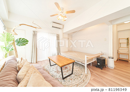 ベッドのあるリビングルーム インテリア コーディネート ベッドのあるリビングルーム インテリア コーディネート 81196349