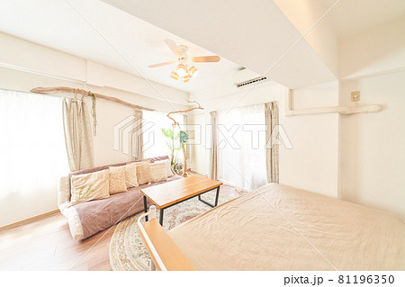 ベッドのあるリビングルーム　インテリア　コーディネート 81196350