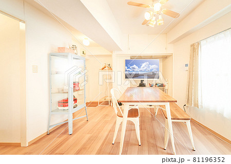 大きなテレビのあるリビングダイニング　インテリア　コーディネート 81196352