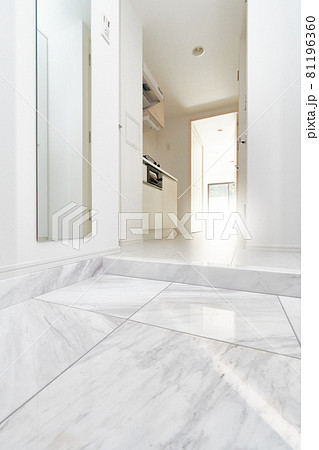 白い大理石調の玄関ホール 内装 インテリア イメージ 白い大理石調の玄関ホール 内装 インテリア イメージ 81196360