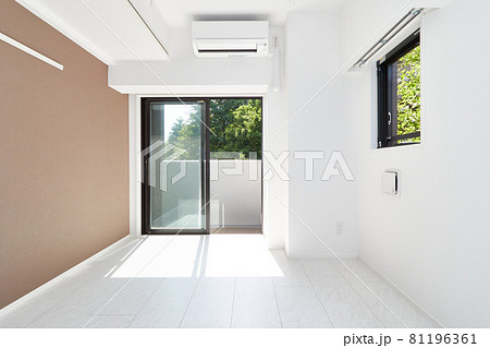 明るい光がさすマンションの部屋の内観 明るい光がさすマンションの部屋の内観 81196361