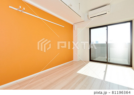 明るい光がさすマンションの部屋の内観 81196364
