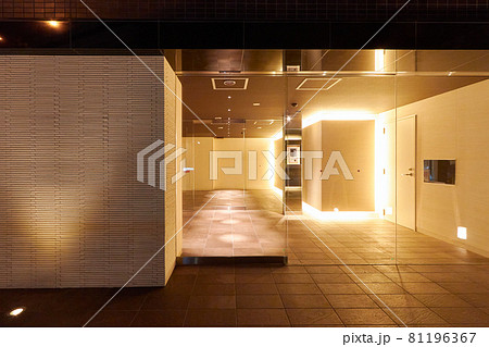 オートロックのあるマンションのエントランス 81196367