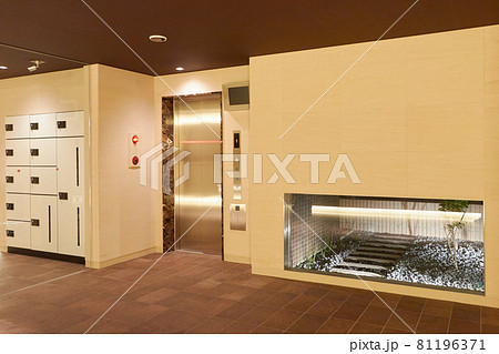 エレベーターのあるマンションのエントランス エレベーターのあるマンションのエントランス 81196371