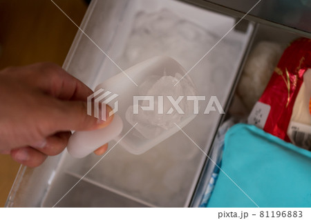 冷凍庫の氷をアイススコップで 冷凍庫の氷をアイススコップで 81196883