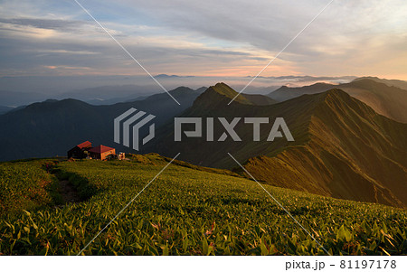 夕焼けに染まる谷川連峰と肩ノ小屋 81197178