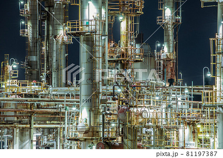 四日市市　コスモ石油四日市製油所の夜景 81197387