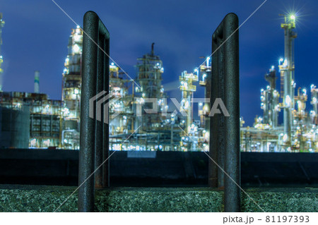 四日市市　コスモ石油四日市製油所の夜景 81197393