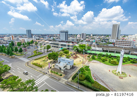 西尾市　名鉄西尾駅の駅前ロータリー 81197416