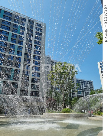 ビル 広場 噴水 81197567