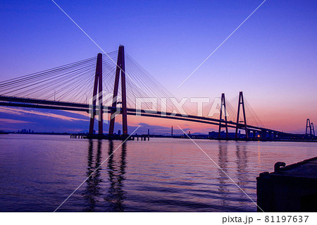名古屋市 夜明けの名港トリトン(名港西大橋) 名古屋市 夜明けの名港トリトン(名港西大橋) 81197637