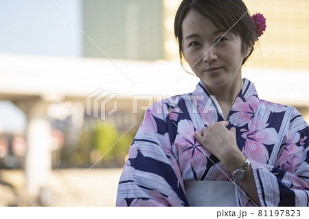 浴衣女性　浅草 81197823